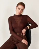 Suéter feminino em tricot canelado em estúdio mineral com gola alta e tule.