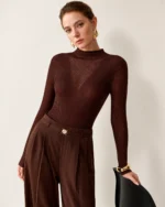 Suéter feminino em tricot canelado em estúdio mineral com gola alta e tule.