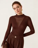Suéter feminino em tricot canelado em estúdio mineral com gola alta e tule.