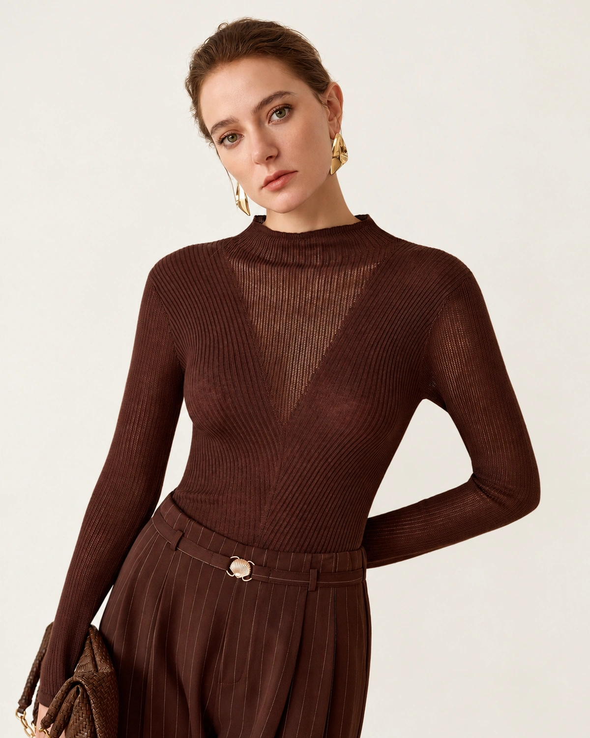 Suéter feminino em tricot canelado em estúdio mineral com gola alta e tule.