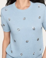 Suéter manga curta em tricot modal com bordado floral em cristais na cor Azul Celeste, foto 02