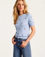 Suéter manga curta em tricot modal com bordado floral em cristais na cor Azul Celeste, foto 03