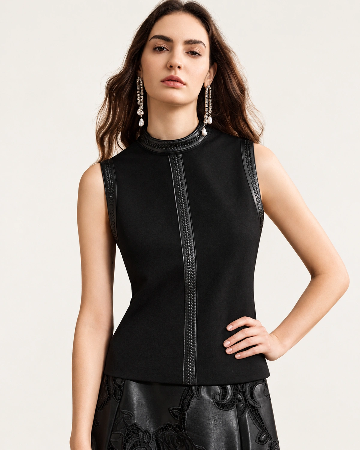 Top estruturado em alfaiataria com gola alta e vivos em couro trançado na cor noir, foto 02