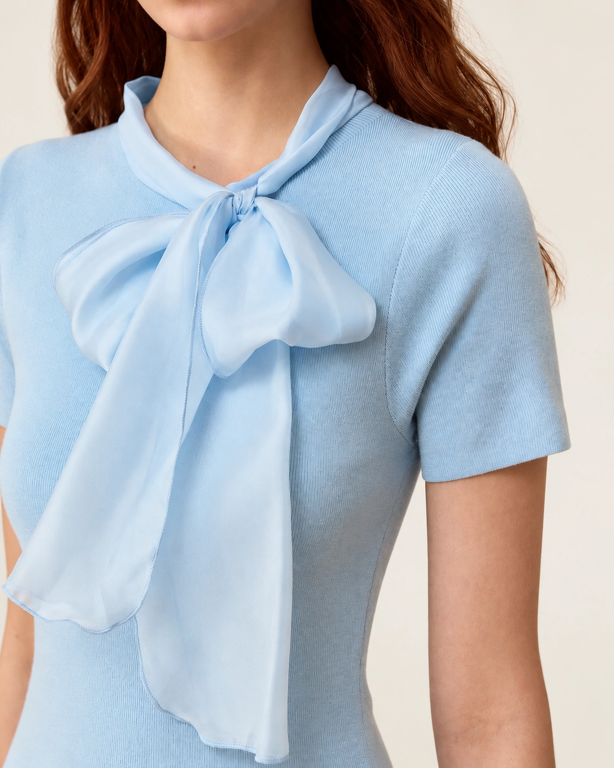 Top feminino em tricot canelado em estúdio mineral com gola laço.