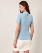 Top feminino em tricot canelado em estúdio mineral com gola laço.