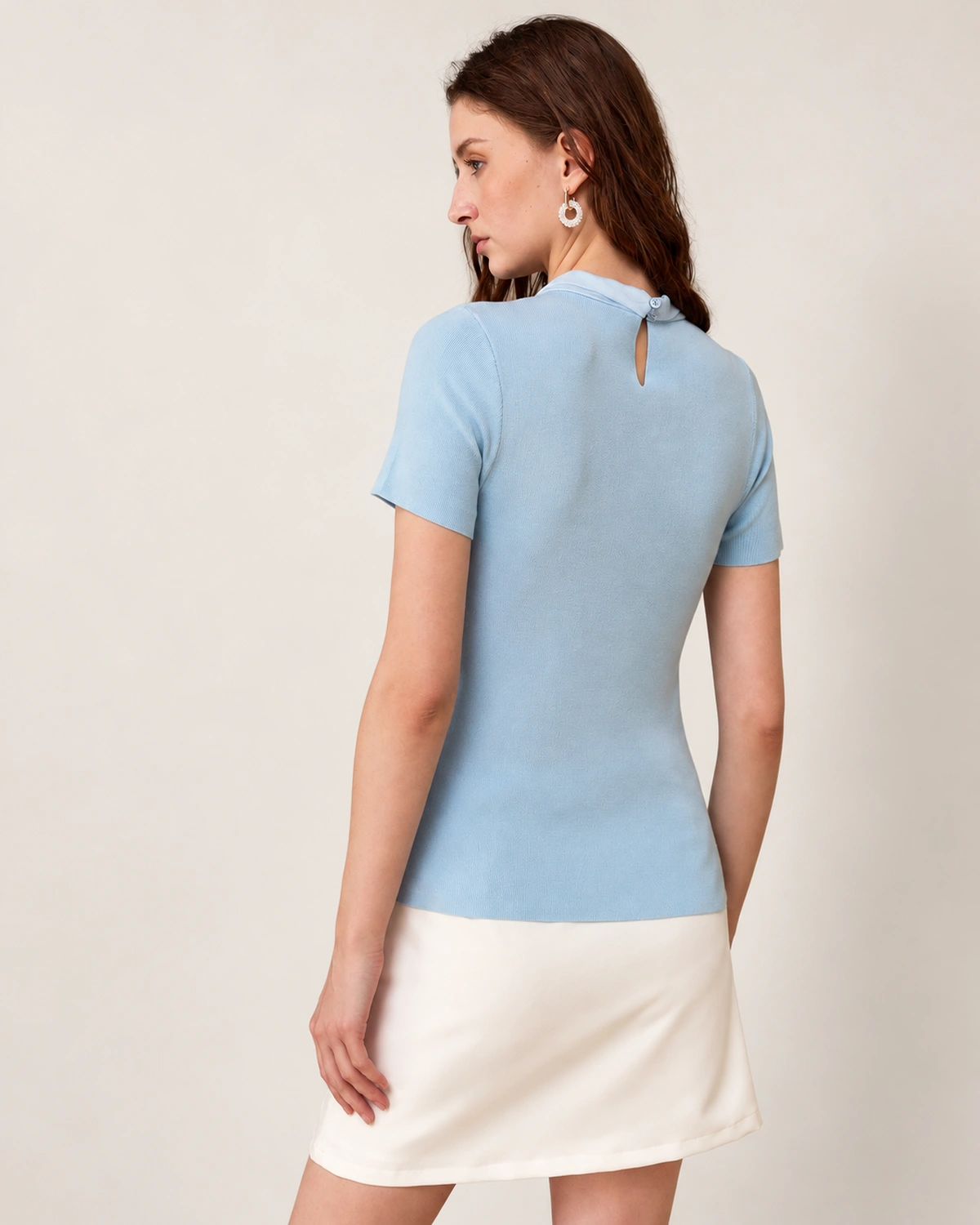 Top feminino em tricot canelado em estúdio mineral com gola laço.