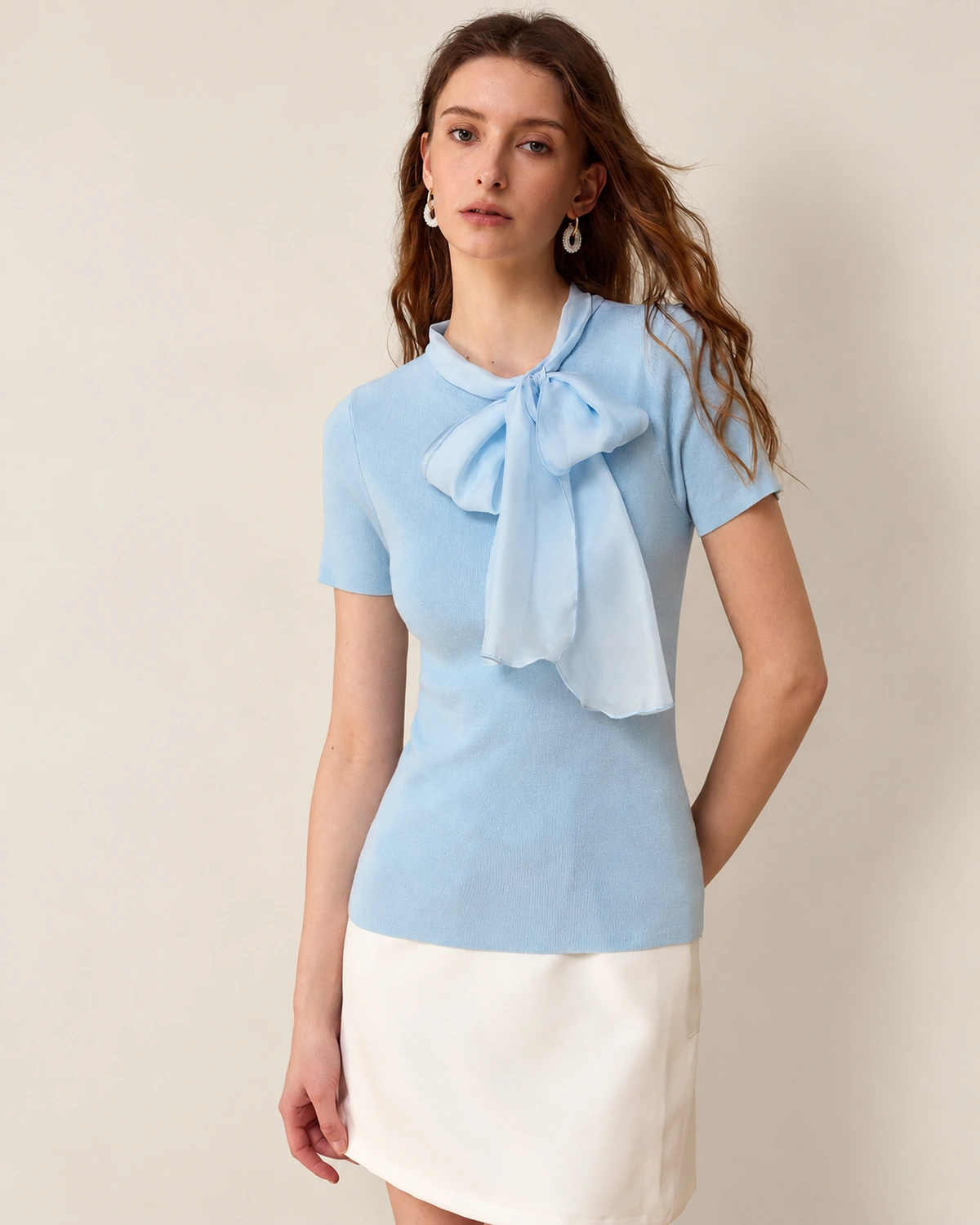 Top feminino em tricot canelado em estúdio mineral com gola laço.