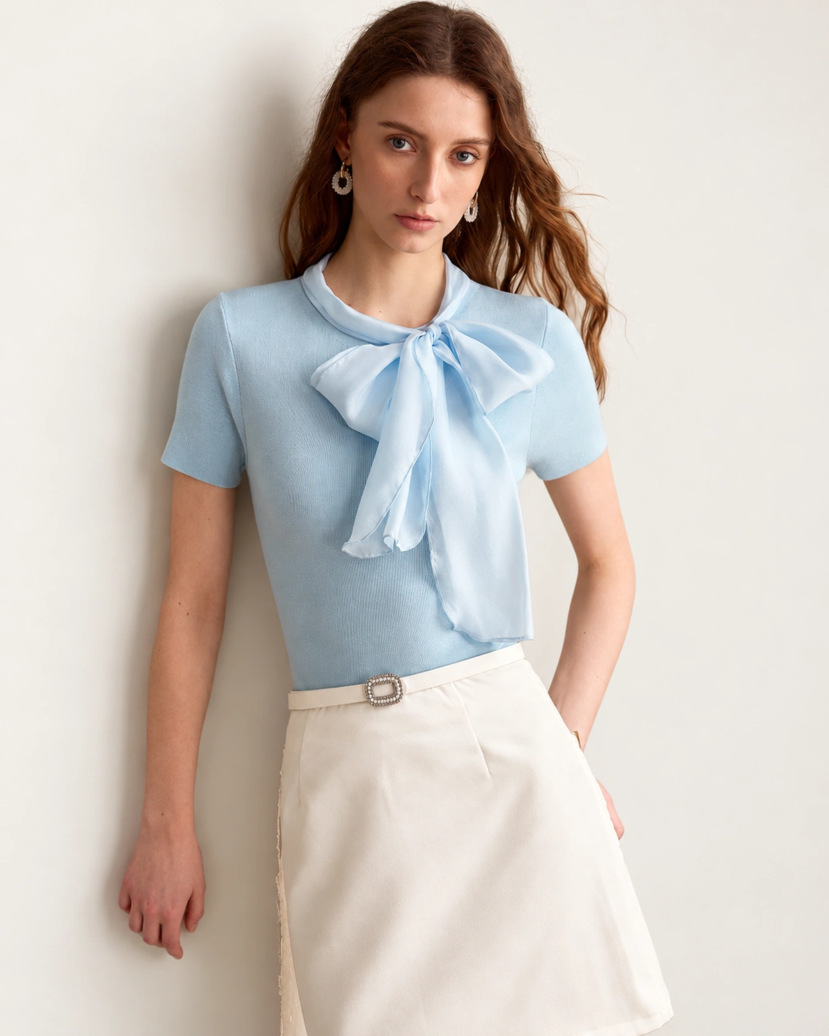Top feminino em tricot canelado em estúdio mineral com gola laço.