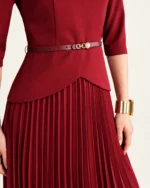 Vestido midi em alfaiataria e saia plissada com cinto e mangas 3/4 na cor bordeaux, foto 02