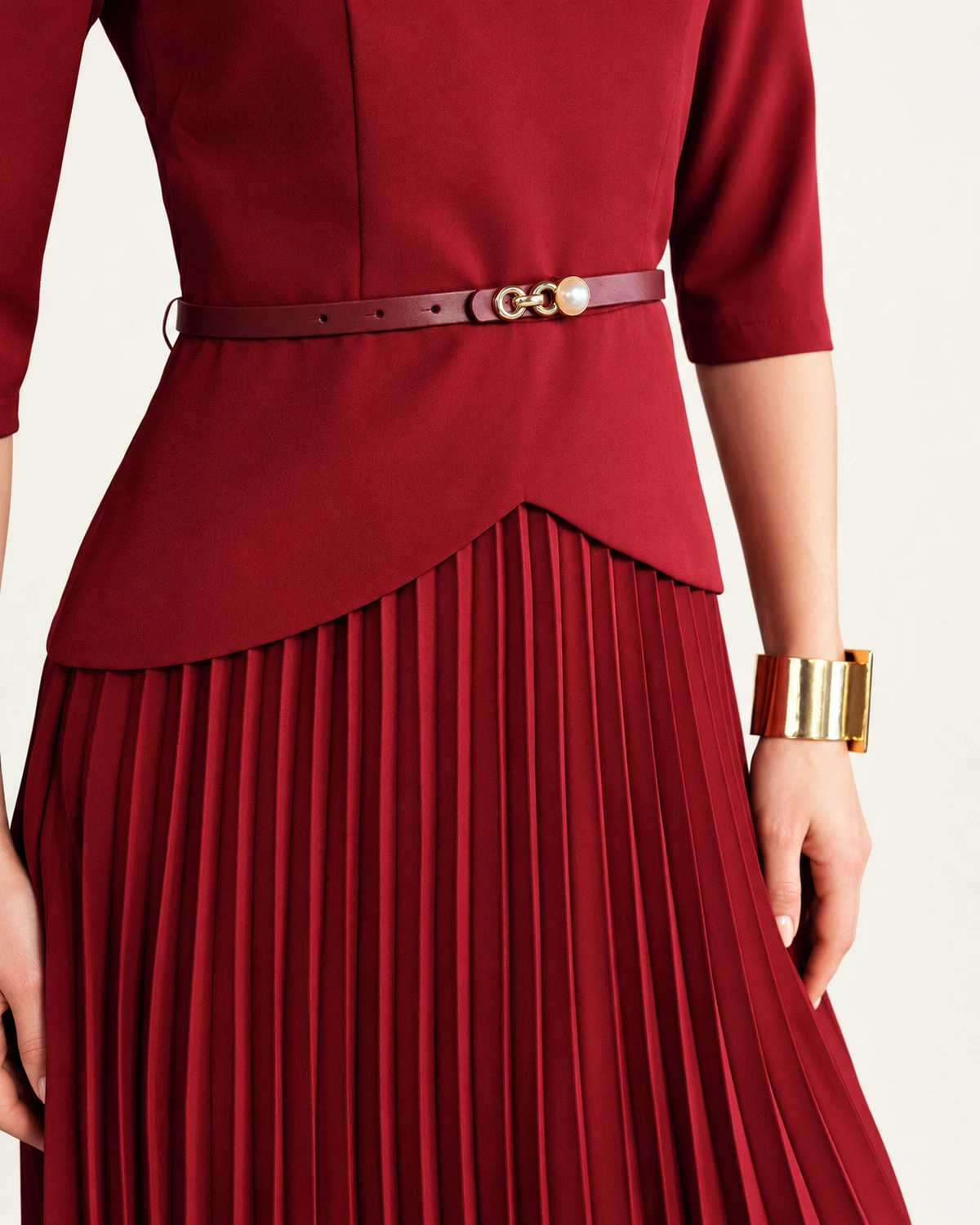 Vestido midi em alfaiataria e saia plissada com cinto e mangas 3/4 na cor bordeaux, foto 02