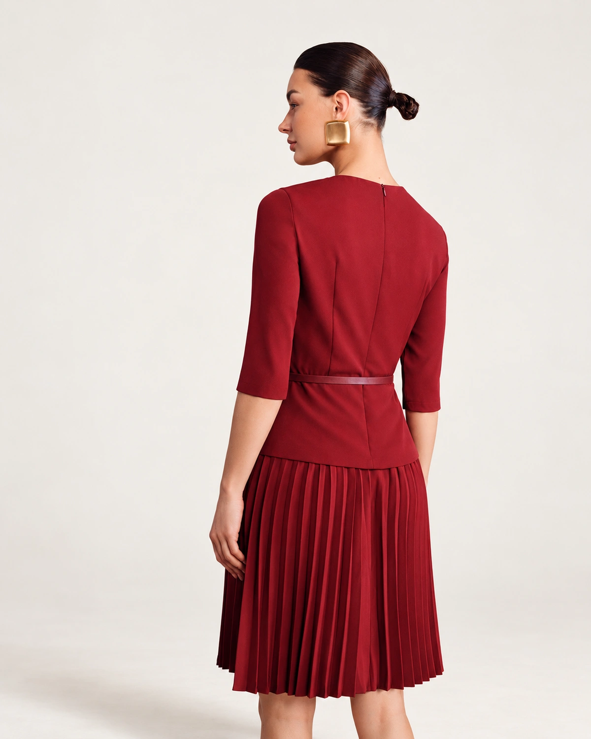 Vestido midi em alfaiataria e saia plissada com cinto e mangas 3/4 na cor bordeaux, foto 03