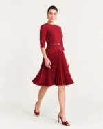 Vestido midi em alfaiataria e saia plissada com cinto e mangas 3/4 na cor bordeaux, foto 04