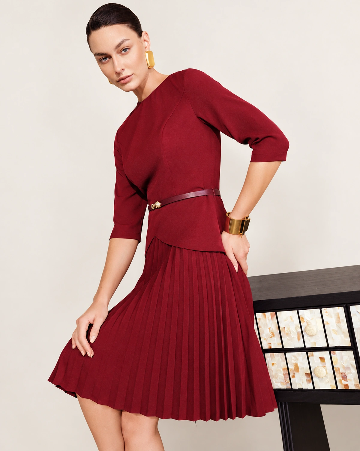 Vestido midi em alfaiataria e saia plissada com cinto e mangas 3/4 na cor bordeaux, foto 05