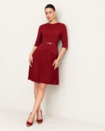 Vestido midi em alfaiataria e saia plissada com cinto e mangas 3/4 na cor bordeaux, foto 06