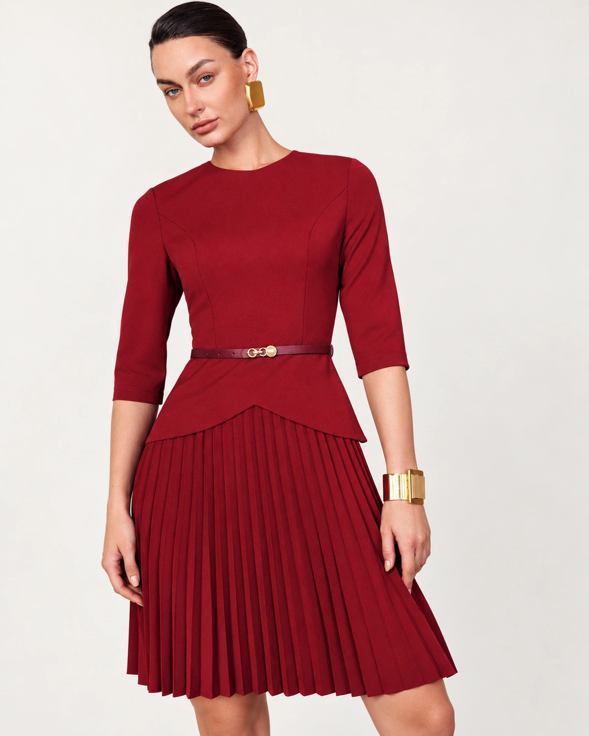 Vestido midi em alfaiataria e saia plissada com cinto e mangas 3/4 na cor bordeaux, foto 07
