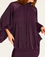 Vestido curto em crepe acetinado com gola alta e mangas bufantes na cor púrpura, foto 02