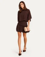 Vestido Curto em Crepe Chiffon com Manga Morcego e Barra em Babados na cor Marrom Chocolate vista 01
