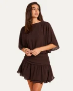 Vestido Curto em Crepe Chiffon com Manga Morcego e Barra em Babados na cor Marrom Chocolate vista 02