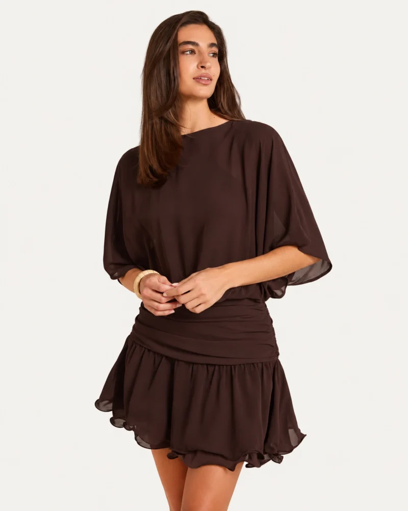 Vestido Curto em Crepe Chiffon com Manga Morcego e Barra em Babados na cor Marrom Chocolate vista 02