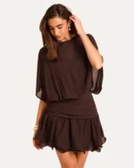 Vestido Curto em Crepe Chiffon com Manga Morcego e Barra em Babados na cor Marrom Chocolate vista 03