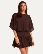 Vestido Curto em Crepe Chiffon com Manga Morcego e Barra em Babados na cor Marrom Chocolate vista 04