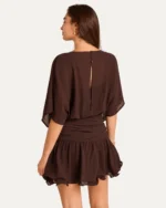 Vestido Curto em Crepe Chiffon com Manga Morcego e Barra em Babados na cor Marrom Chocolate vista 05