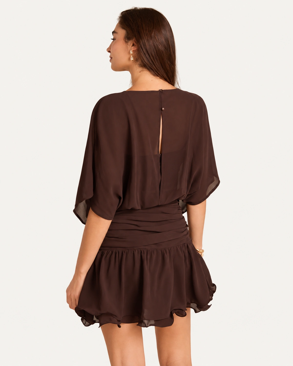 Vestido Curto em Crepe Chiffon com Manga Morcego e Barra em Babados na cor Marrom Chocolate vista 05
