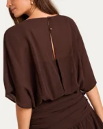 Vestido Curto em Crepe Chiffon com Manga Morcego e Barra em Babados na cor Marrom Chocolate vista 06