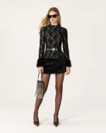 Look completo com vestido curto de renda preta e acessórios de festa em estúdio mineral