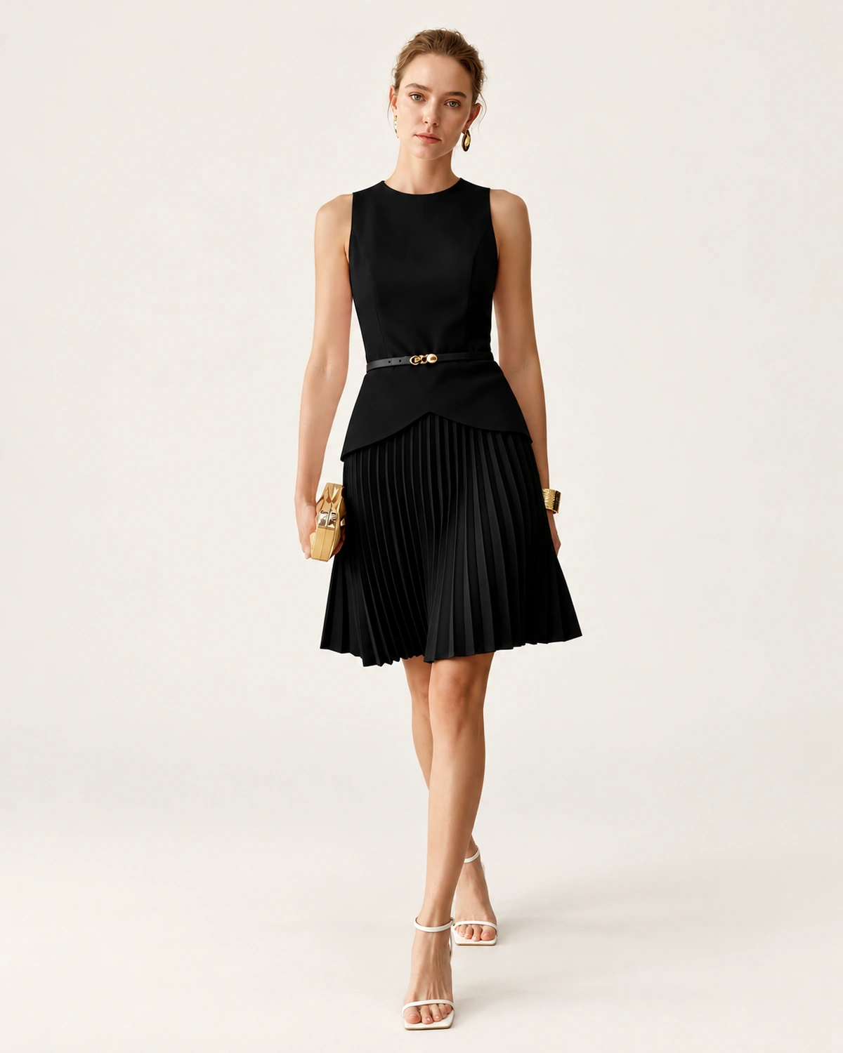 Vestido curto evasê em crepe com cintura assimétrica e saia plissada na cor preto, foto 01