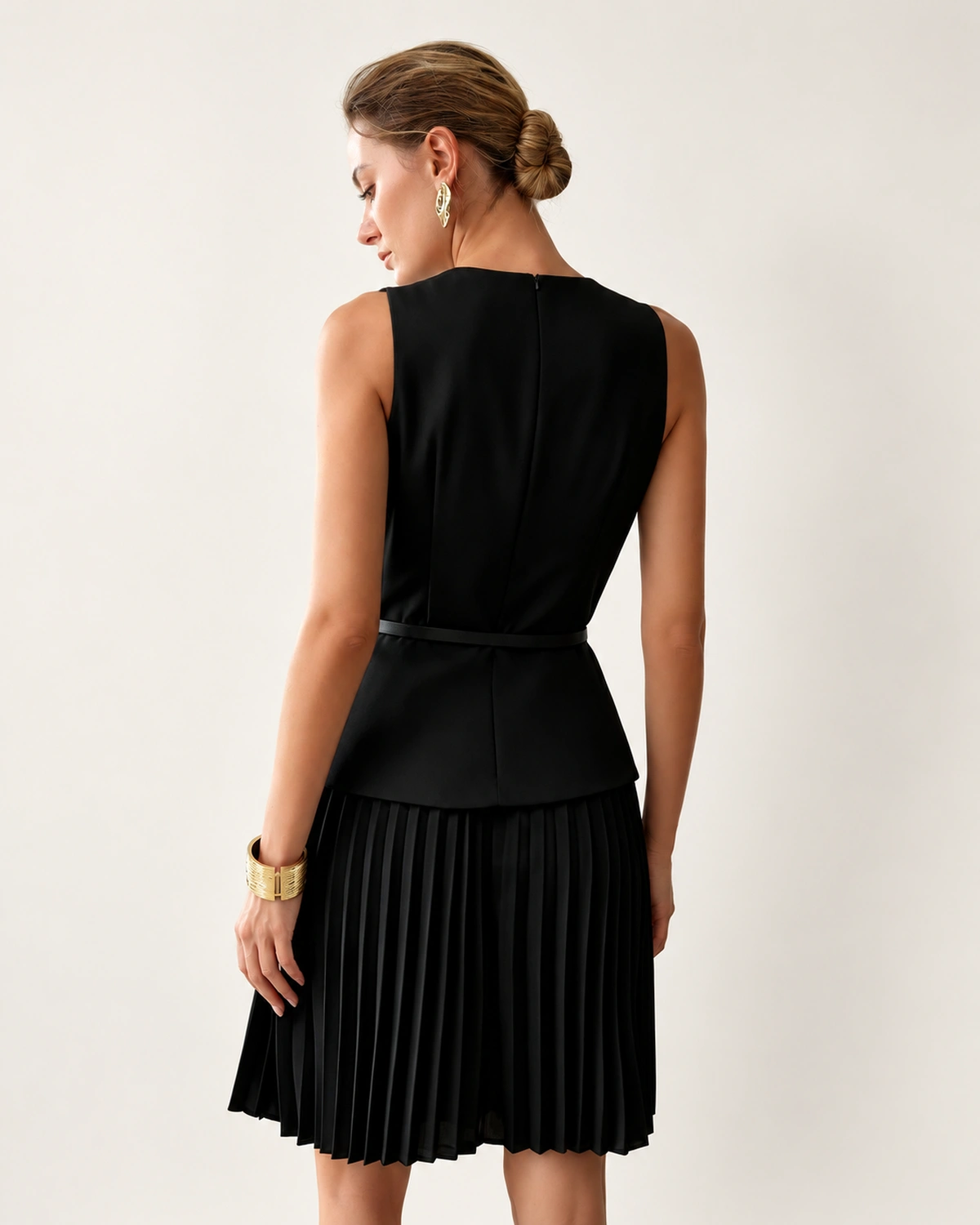Vestido curto evasê em crepe com cintura assimétrica e saia plissada na cor preto, foto 02