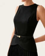 Vestido curto evasê em crepe com cintura assimétrica e saia plissada na cor preto, foto 03