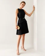 Vestido curto evasê em crepe com cintura assimétrica e saia plissada na cor preto, foto 04