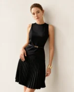 Vestido curto evasê em crepe com cintura assimétrica e saia plissada na cor preto, foto 05