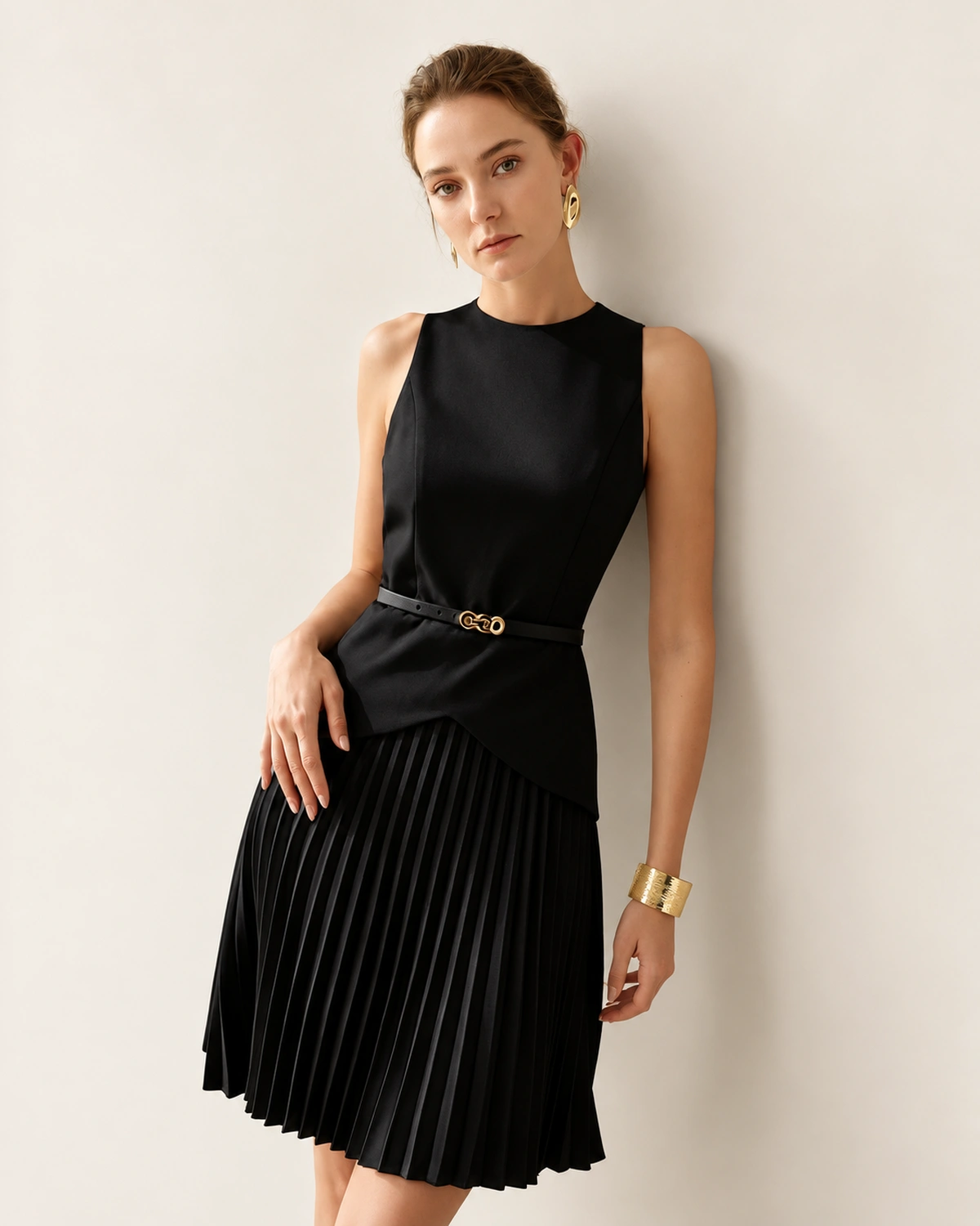Vestido curto evasê em crepe com cintura assimétrica e saia plissada na cor preto, foto 05