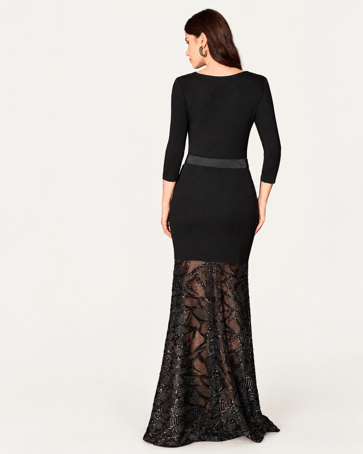 Vestido longo sereia preto com saia em tule bordado com paetês e cinto dourado, foto 07