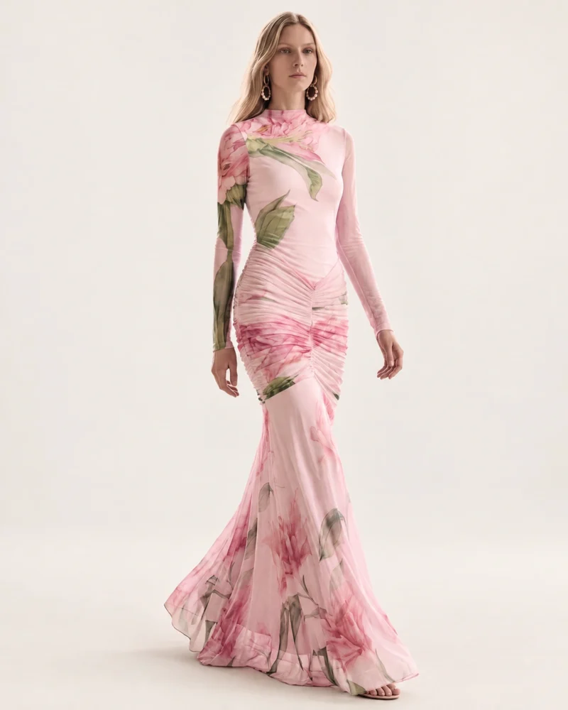 Vestido longo acetinado com gola alta e efeito degradê fluido na cor rosa blush, foto 01