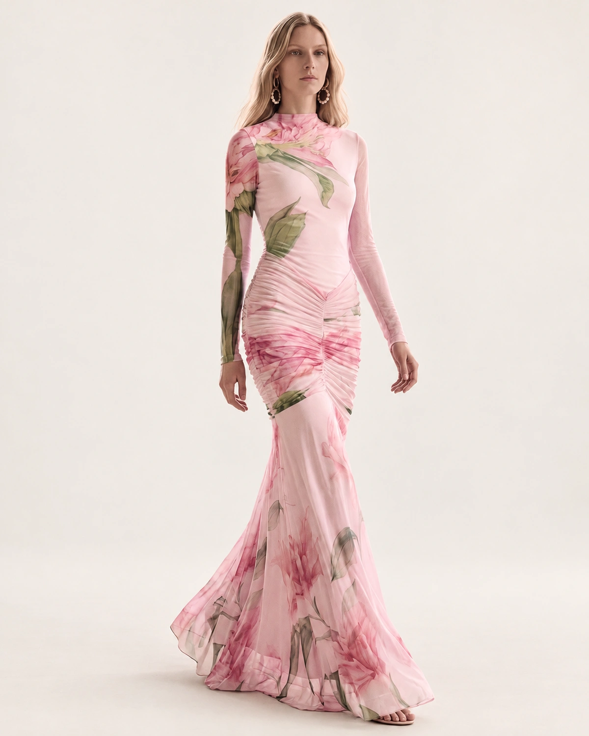 Vestido longo acetinado com gola alta e efeito degradê fluido na cor rosa blush, foto 01