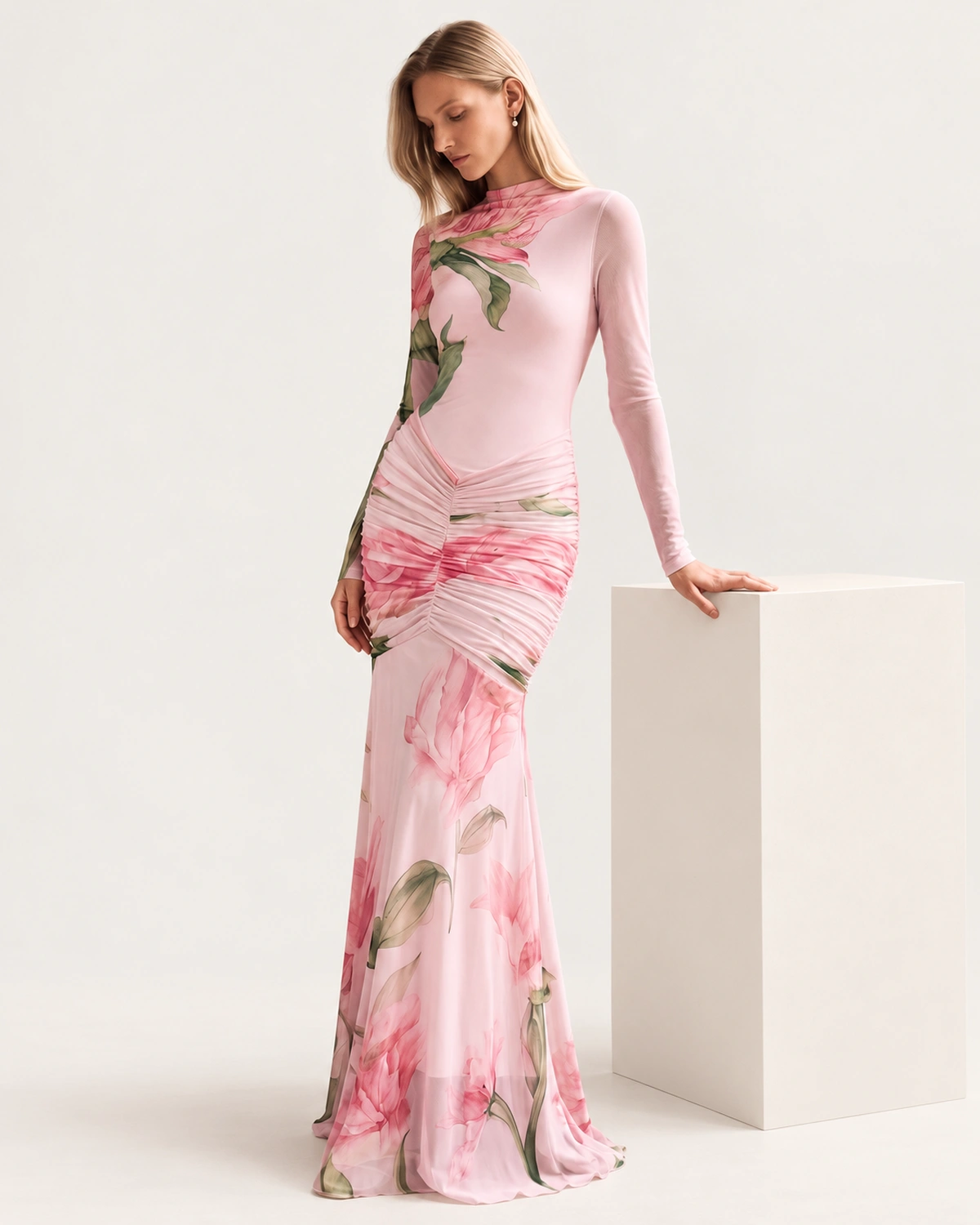Vestido longo acetinado com gola alta e efeito degradê fluido na cor rosa blush, foto 03