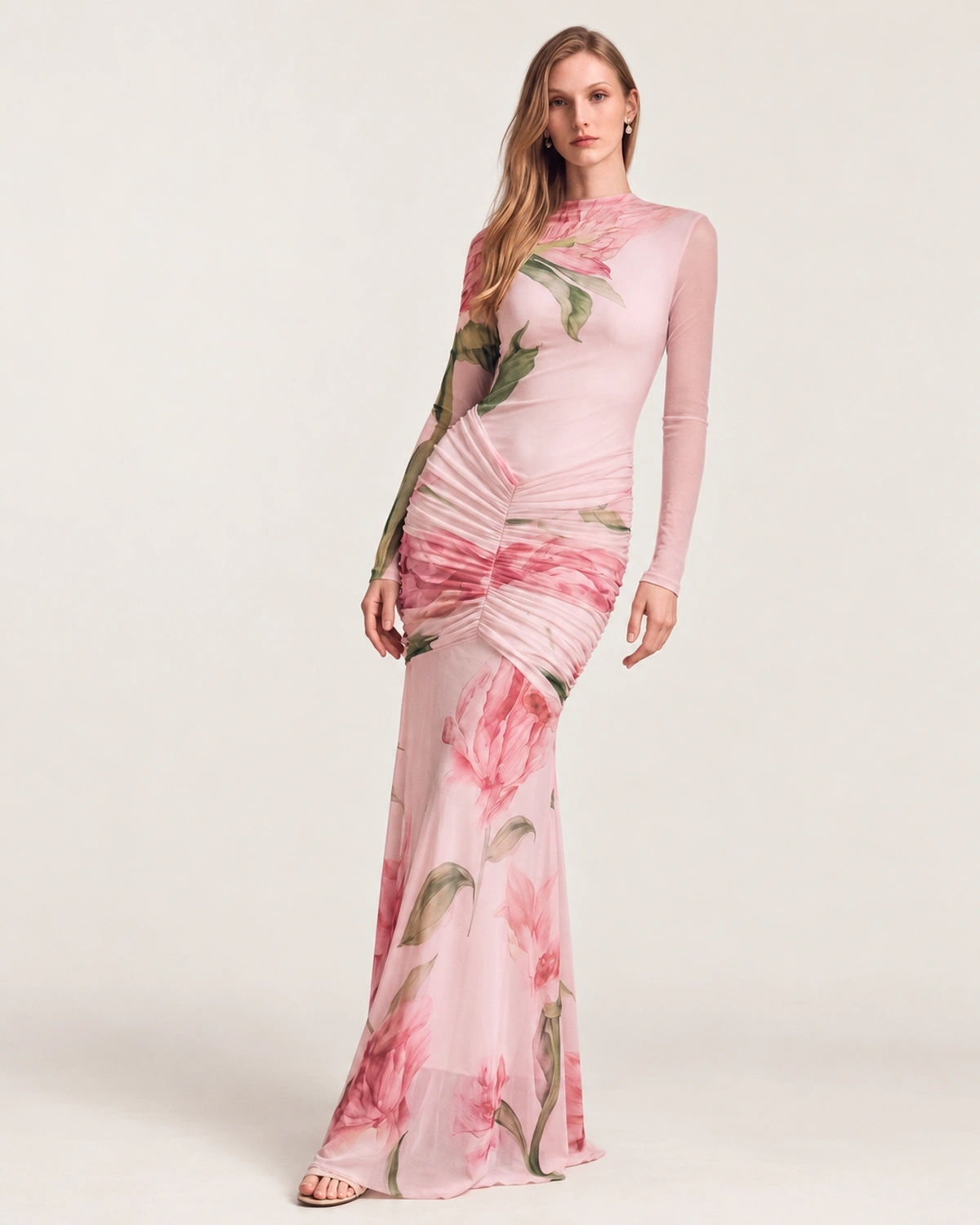 Vestido longo acetinado com gola alta e efeito degradê fluido na cor rosa blush, foto 04