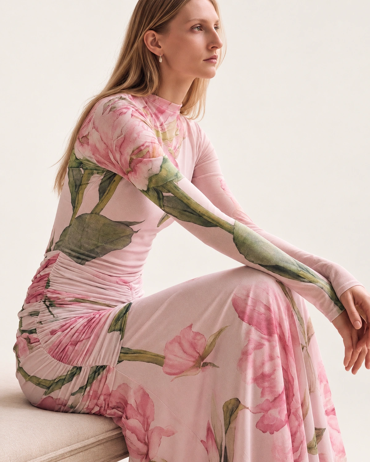 Vestido longo acetinado com gola alta e efeito degradê fluido na cor rosa blush, foto 05