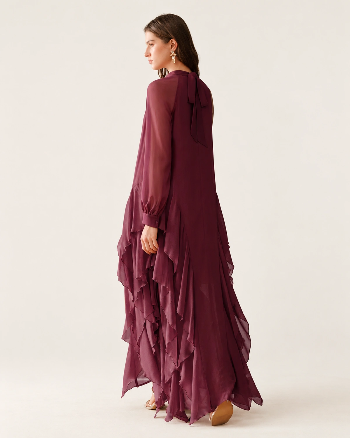 Vestido longo em chiffon com gola franzida e babados assimétricos na cor bordeaux, foto 02