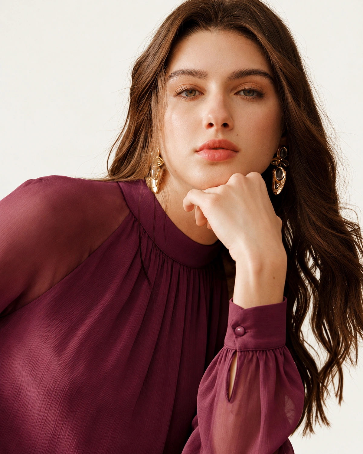 Vestido longo em chiffon com gola franzida e babados assimétricos na cor bordeaux, foto 04