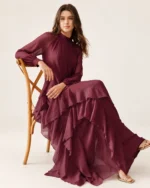 Vestido longo em chiffon com gola franzida e babados assimétricos na cor bordeaux, foto 05