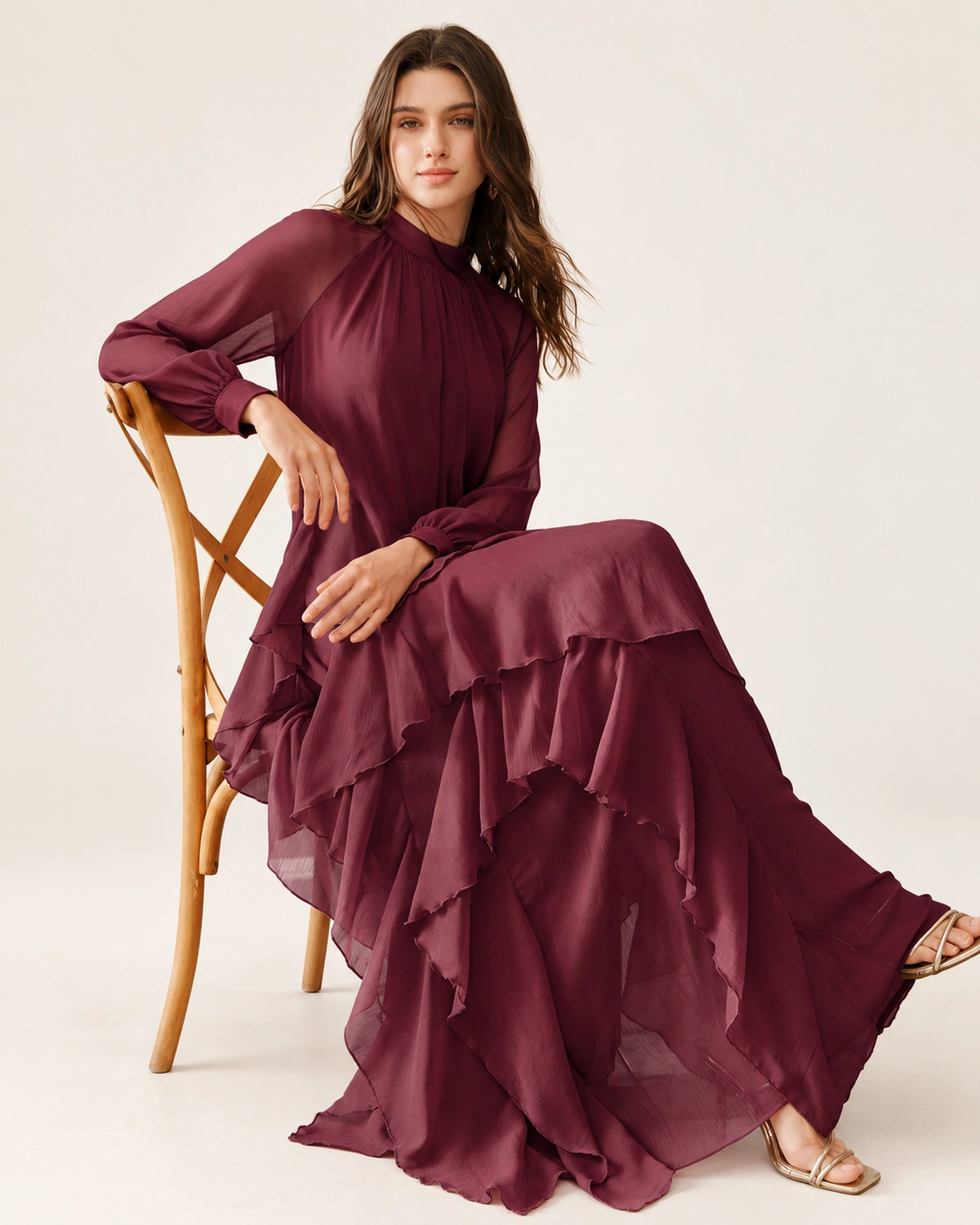 Vestido longo em chiffon com gola franzida e babados assimétricos na cor bordeaux, foto 05