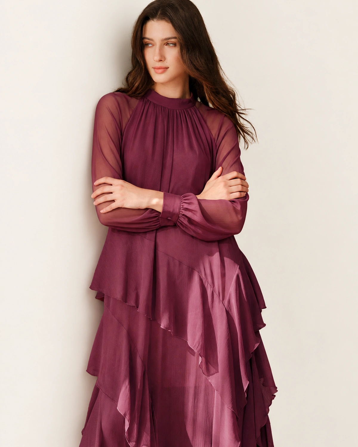 Vestido longo em chiffon com gola franzida e babados assimétricos na cor bordeaux, foto 06