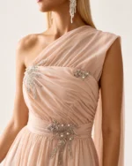 Vestido longo em chiffon ombro só com bordado em cristais e fenda na cor alabastro, foto 02