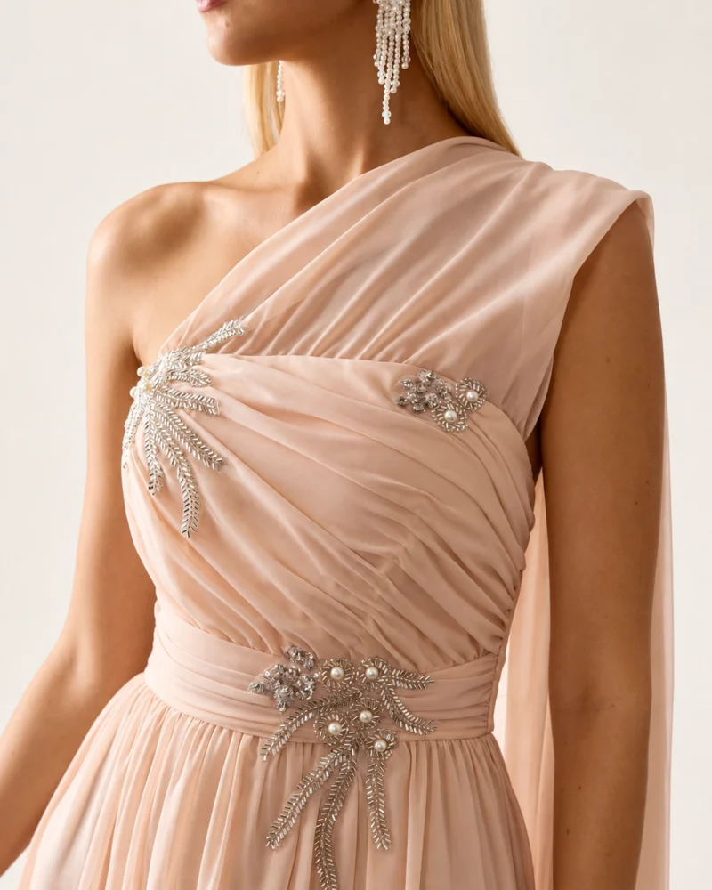 Vestido longo em chiffon ombro só com bordado em cristais e fenda na cor alabastro, foto 02