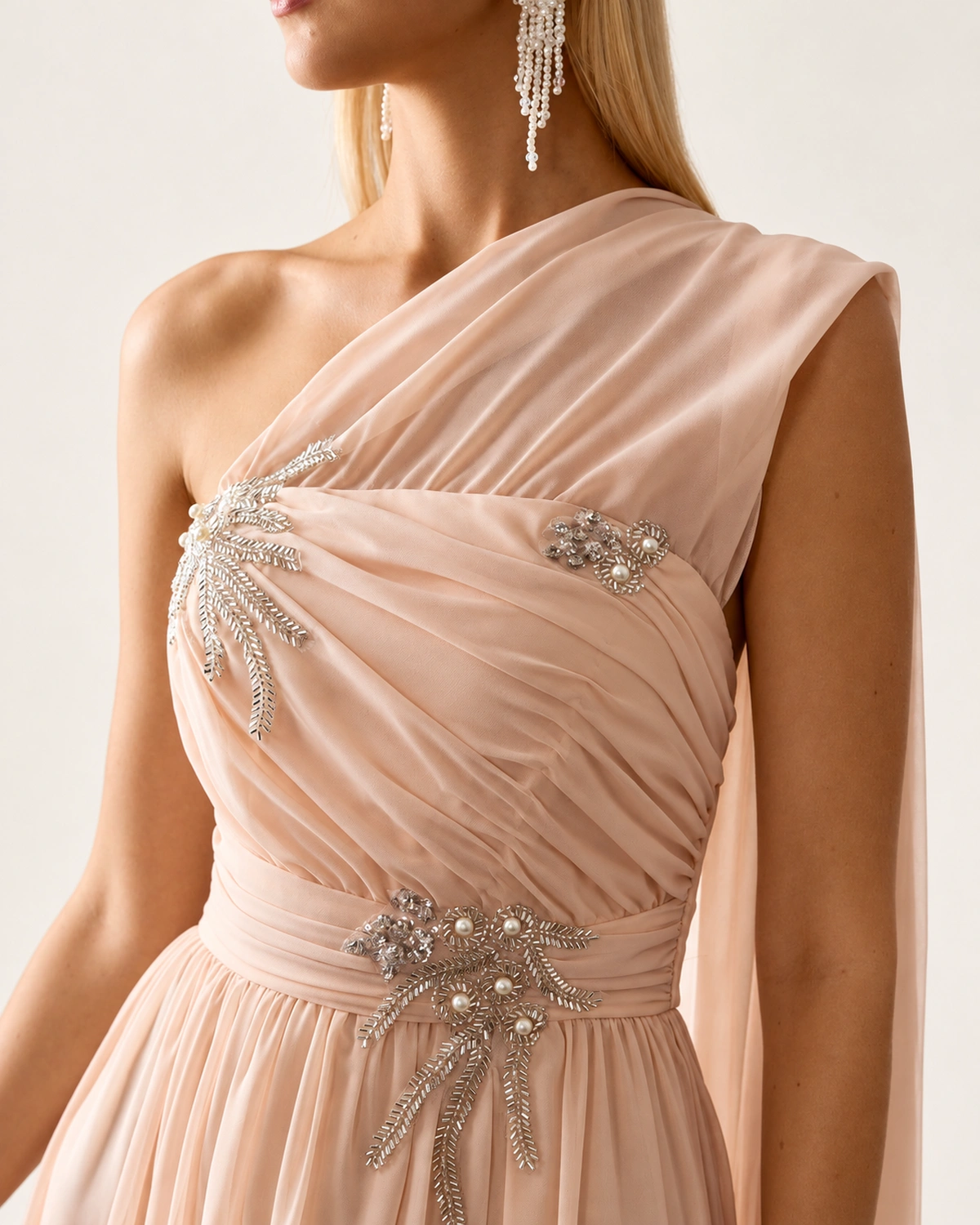 Vestido longo em chiffon ombro só com bordado em cristais e fenda na cor alabastro, foto 02