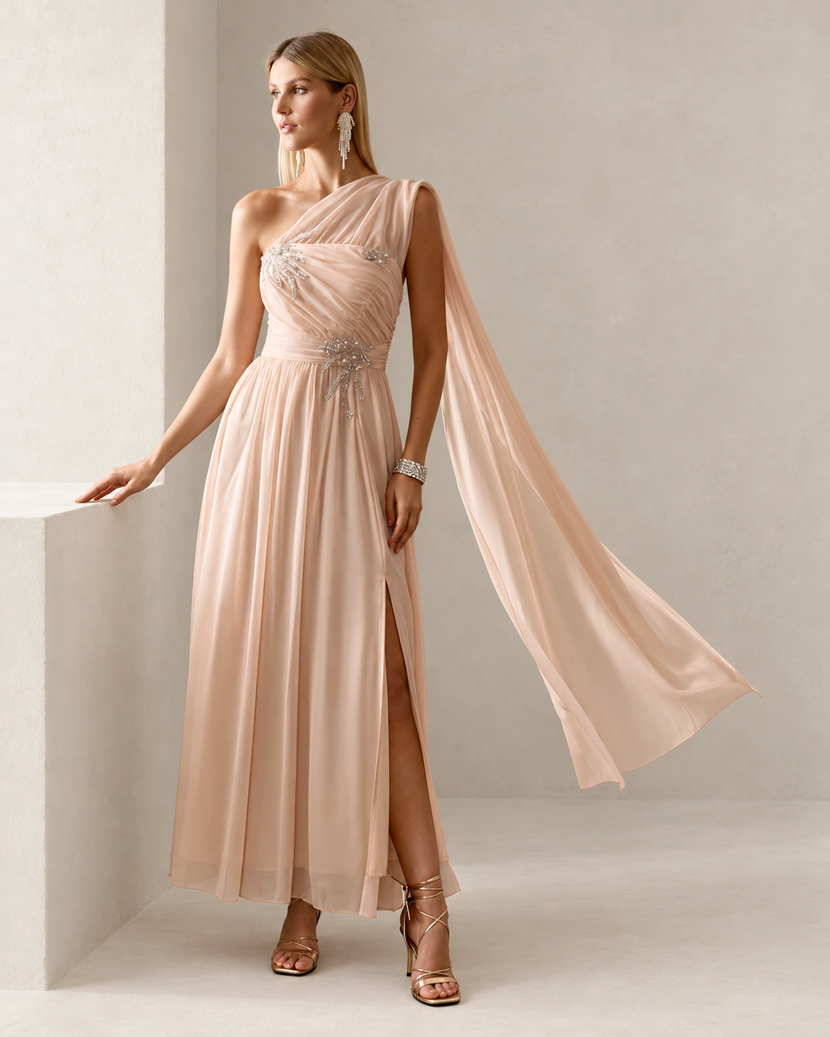 Vestido longo em chiffon ombro só com bordado em cristais e fenda na cor alabastro, foto 04